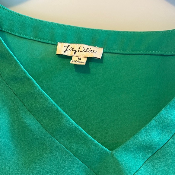Lily White Green Blouse Top Roll Tab Sleeve V-Neck Cutout Pullover: SZ: M - Picture 3 of 10